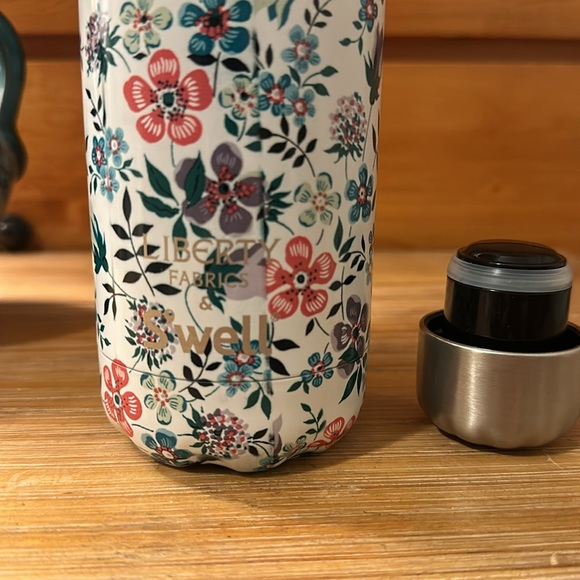 NEW 17oz Swell Water Bottle Starbucks Limited Edition Liberty Fabrics - Picture 4 of 4